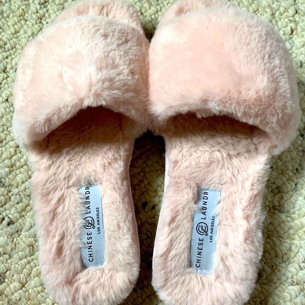 NEW Chinese laundry size 7 fluffy slippers